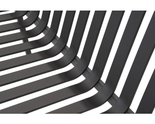 Detailaanzicht van een bank met metalen latten