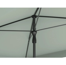 Detailaanzicht van een parasol met parasolvoet en baleinen