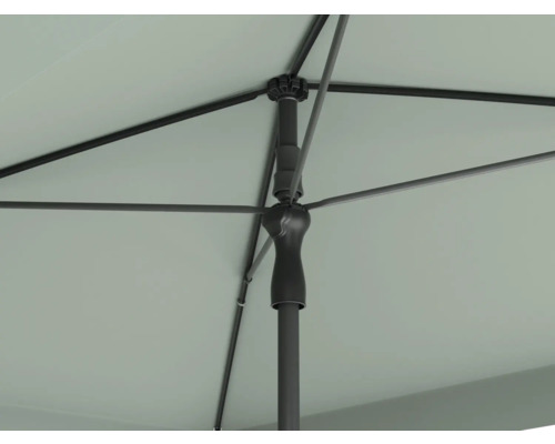 Detailaanzicht van een parasol met parasolvoet en baleinen