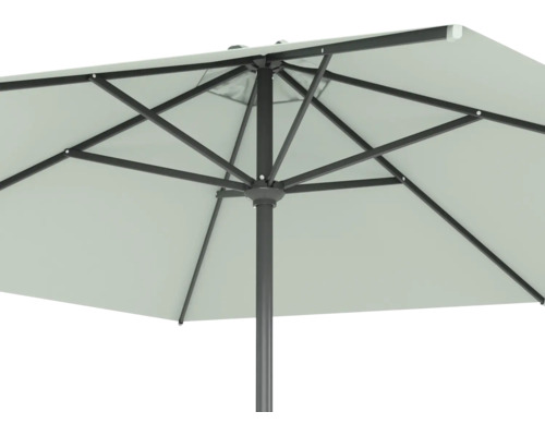 Detailaanzicht van een parasol met metalen frame en stoffen bekleding