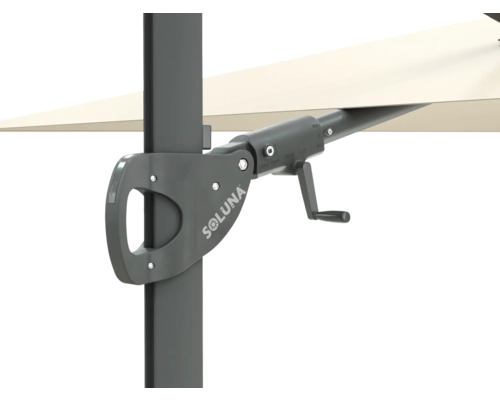 Detailweergave van een parasol met slinger en Soluna logo