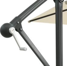 Detailopname van een parasol met slinger mechanisme en Soluna logo