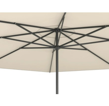 Detailopname van een parasol met metalen frame en lichte stoffen bekleding van onderaf gezien