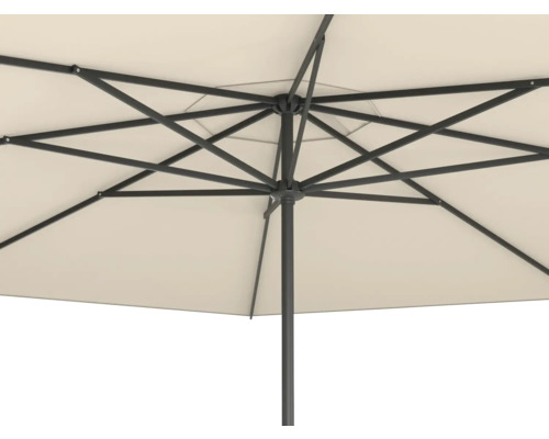 Detailopname van een parasol met metalen frame en lichte stoffen bekleding van onderaf gezien