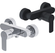 Twee armaturen voor de douche in zwart en chroom