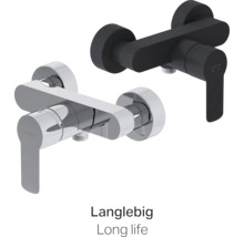 Twee wastafelkranen, een in zwart en een in chroom