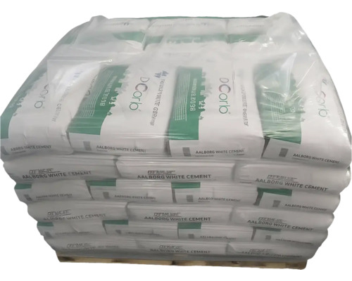 Pallet met zakken Aalborg wit cement onder folie