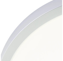 Detail van een plafondlamp met zilverkleurige rand