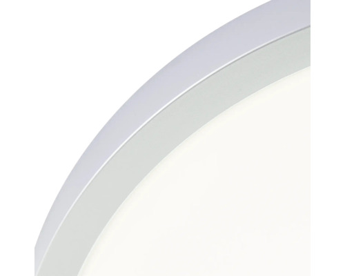 Detail van een plafondlamp met zilverkleurige rand