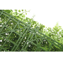 Detailopname van een kunstmatige plantenmat met kunststof rasterstructuur.