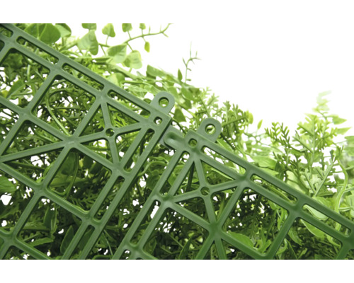 Detailopname van een kunstmatige plantenmat met kunststof rasterstructuur.