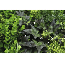 Kunstmatige plantenwand met verschillende groene tinten en bladstructuren.
