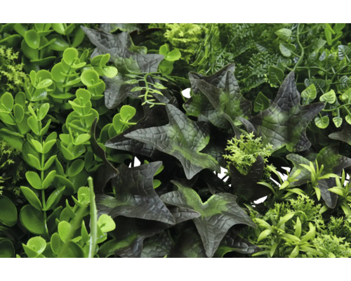 Kunstmatige plantenwand met verschillende groene tinten en bladstructuren.