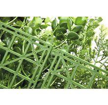 Detailopname van een kunsthaag met kunststof raster aan de achterkant.