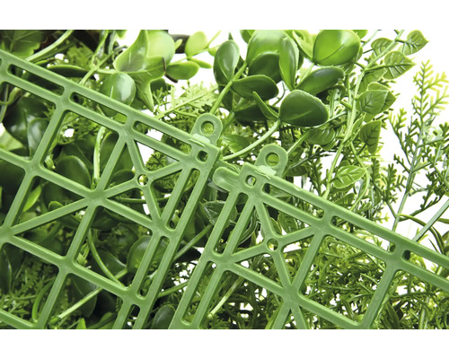 Detailopname van een kunsthaag met kunststof raster aan de achterkant.