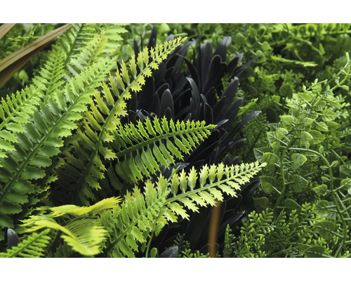 Gedetailleerde weergave van een kunstmatige plantenwand met verschillende varens en bladeren.