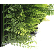 Kunstplantenwand met varens en kleine bladeren