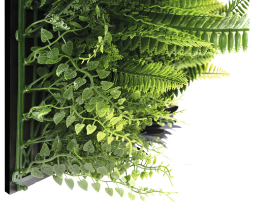 Kunstplantenwand met varens en kleine bladeren