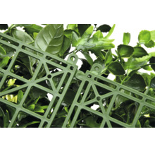 Detailweergave van een kunstmatige plantenwand met bevestigingsstructuur