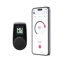Afbeelding van een HUUM apparaat naast een smartphone met temperatuurregeling