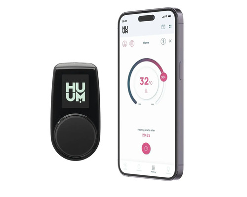 Afbeelding van een HUUM apparaat naast een smartphone met temperatuurregeling