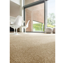 Interieur met tapijt, stoelen en groot raam