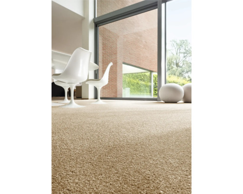 Interieur met tapijt, stoelen en groot raam