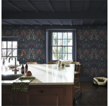 Keuken met bloemenbehang, kookeiland en ramen.