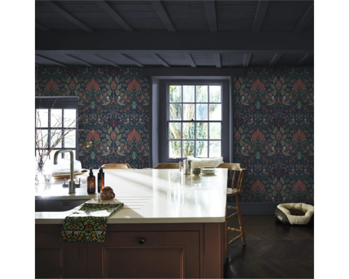 Keuken met bloemenbehang, kookeiland en ramen.