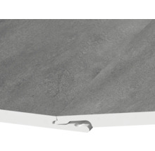 Betonnen muur met plint