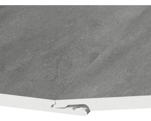 Betonnen muur met plint