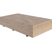 Stapel houten platen voor bouwprojecten