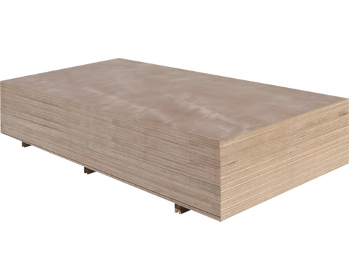 Stapel houten platen voor bouwprojecten