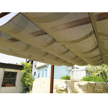 Gezicht onder een pergola met zonwering