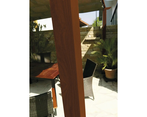 Close-up van een houten paal op een terras met tuinmeubilair