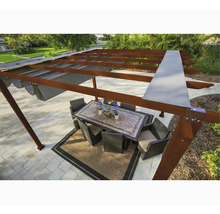 Pergola met eettafel en stoelen in de tuin