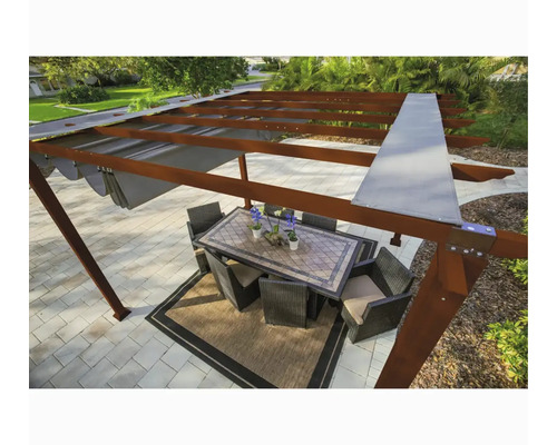 Pergola met eettafel en stoelen in de tuin