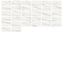 Opstelling van wandtegels met marmerlook.