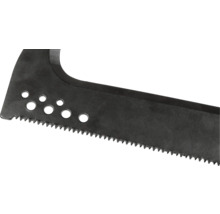 Close-up van een metalen zaagblad met een gekartelde rand en meerdere gaten.