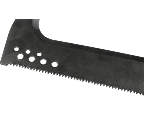 Close-up van een metalen zaagblad met een gekartelde rand en meerdere gaten.