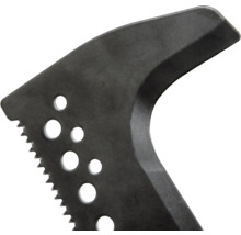 Close-up van een houweel met een gekartelde rand en gaten