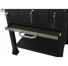 Detailopname van de zwarte houtskoolbarbecue met opbergruimte