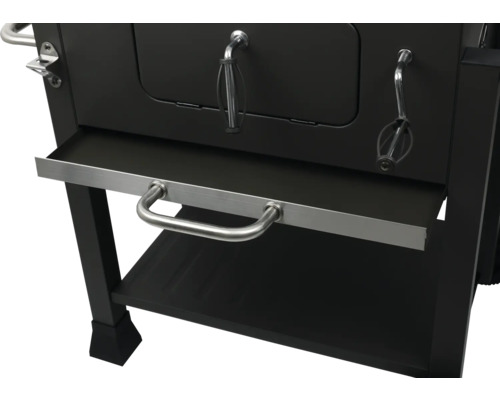 Detailopname van de zwarte houtskoolbarbecue met opbergruimte