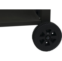 Detailweergave van een barbecuekar met een zwart wiel.