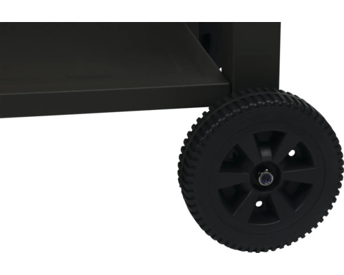 Detailweergave van een barbecuekar met een zwart wiel.