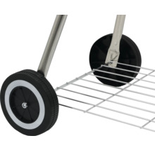 Detail van wielen en opbergrooster van een barbecue.