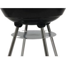 Detailweergave van een bolvormige barbecue met poten en een opbergvak.