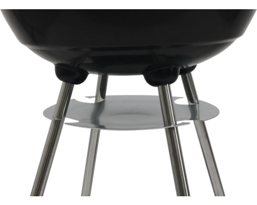 Detailweergave van een bolvormige barbecue met poten en een opbergvak.