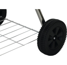 Gedetailleerd beeld van wiel en opbergrooster van een barbecuekar