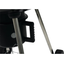 Detail van een bolvormige barbecue met handgreep en stalen poten